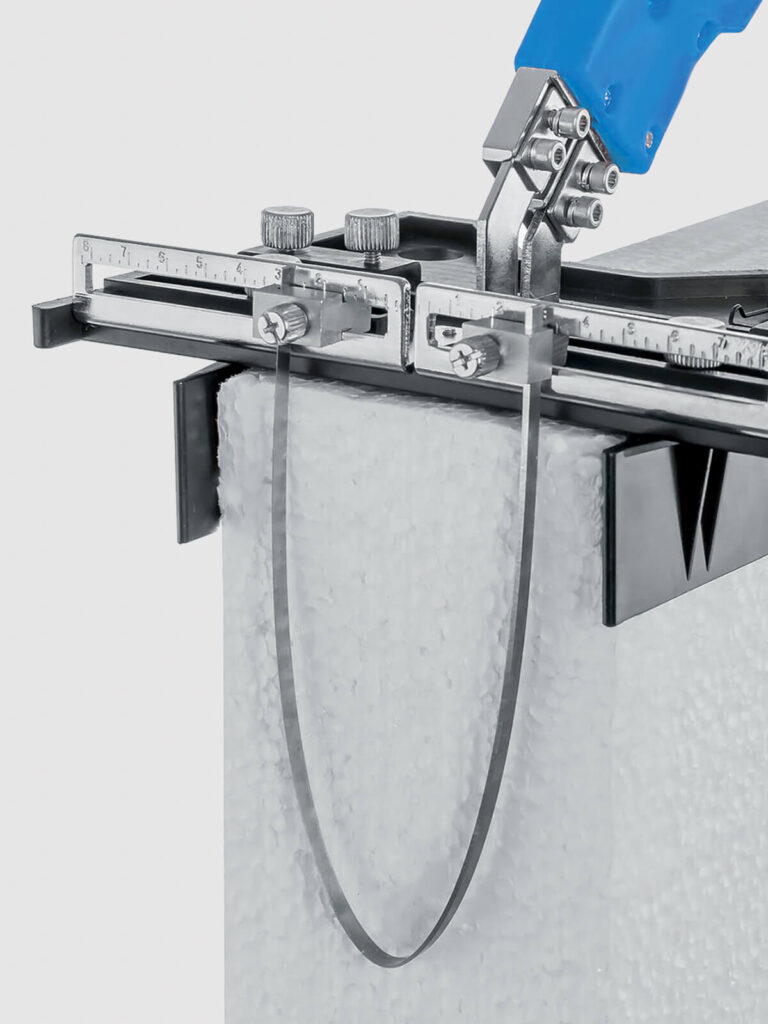 Tagliapolistirolo Polistar 500 del Brand Corona, distribuito da Ullmann, in uso.