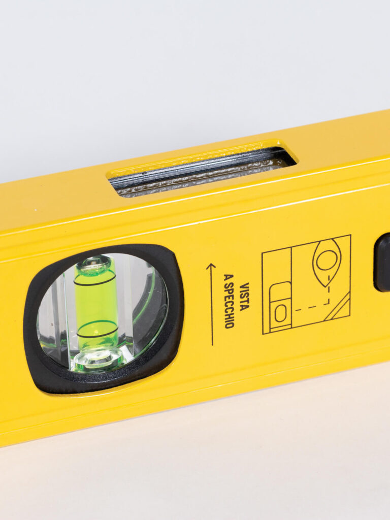 Vista a specchio della livella jasper da 60 cm del Brand Corona, distribuito da Ullmann.