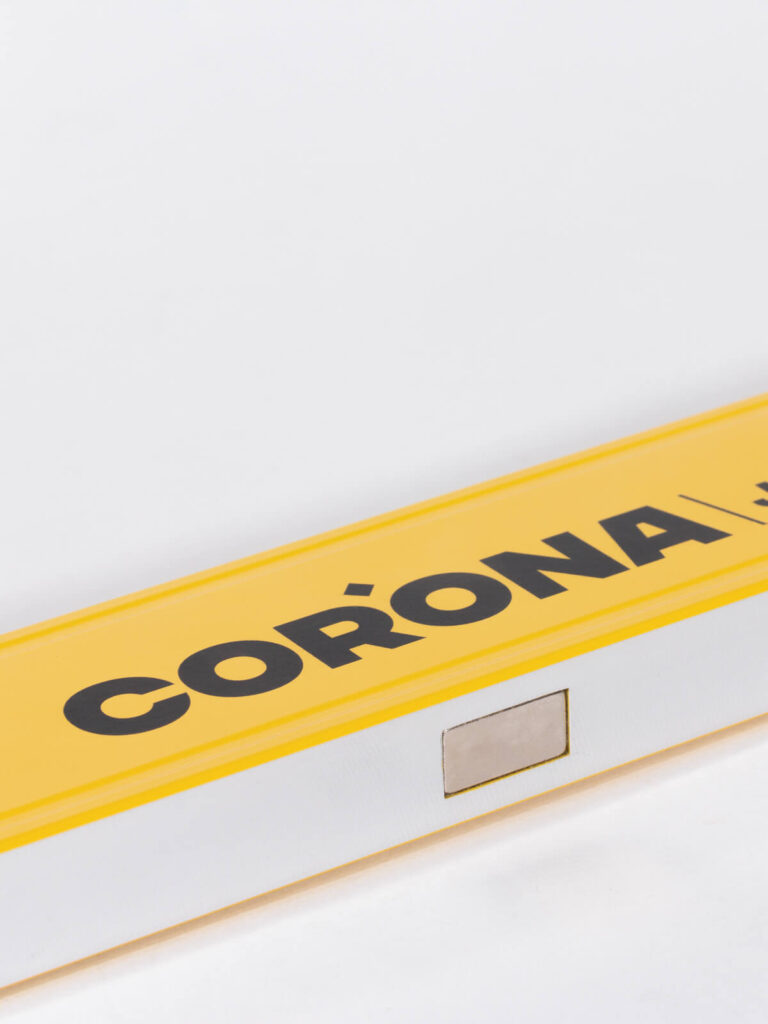 Magnete livella Jasper del Brand Corona, distribuito da Ullmann.