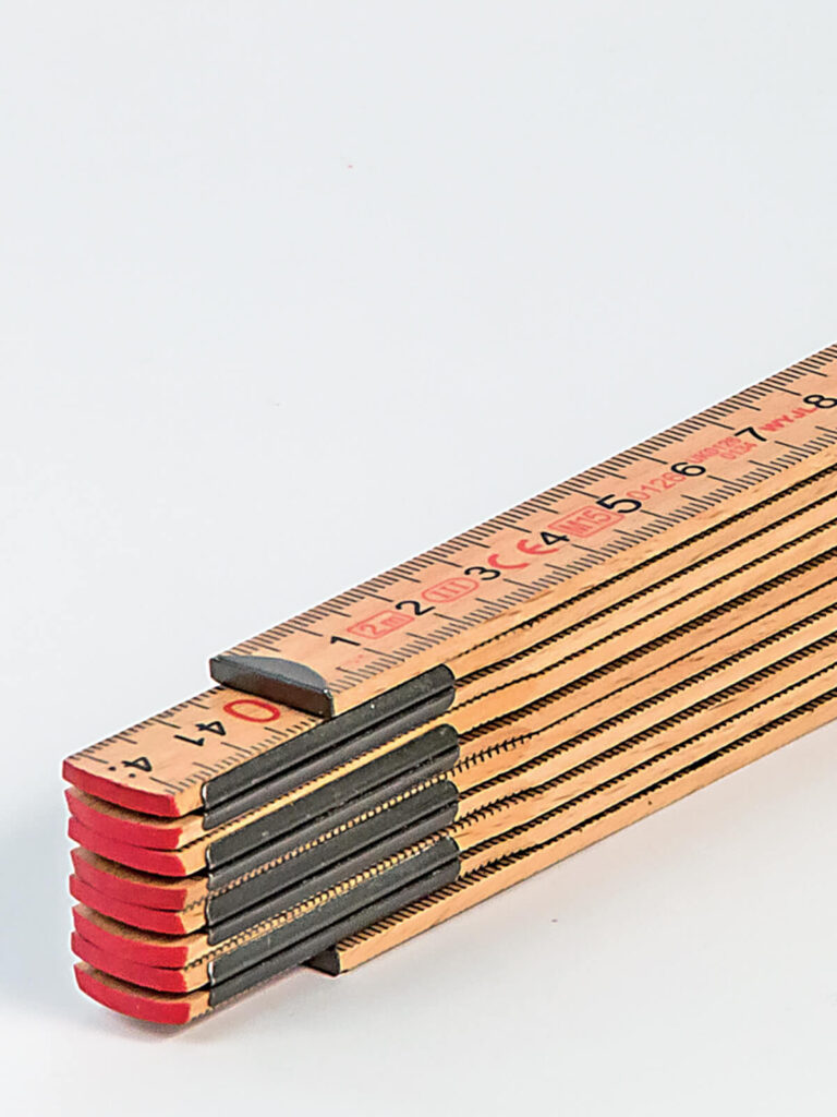 Metro pieghevole in betulla del Brand Corona, distribuito da Ullmann.