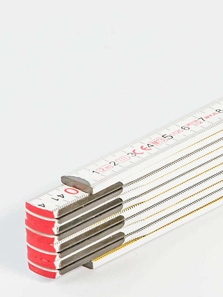 Metro pieghevole in faggio del Brand Corona, distribuito da Ullmann.